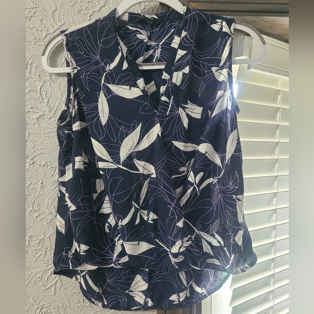 Banana Republic Petite Blue and White Flower Hi/Lo Blouse